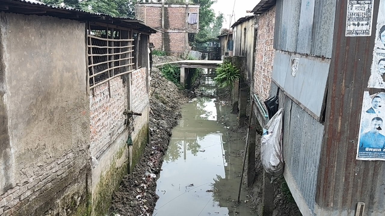 ঠিকাদারের বিরুদ্ধে অবৈধ স্থাপনা রেখে খাল খননের অভিযোগ
