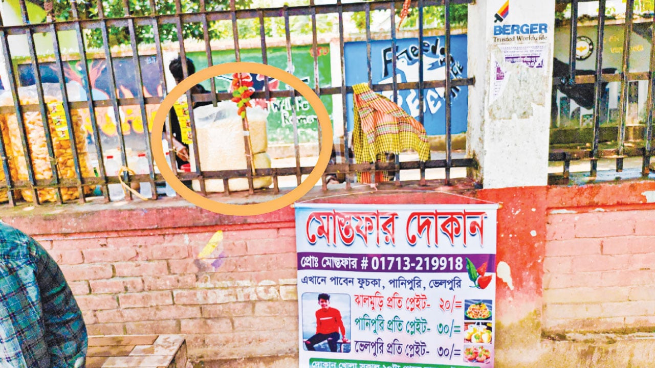 অবৈধ হকারদের দখলে কুমিল্লার ঐতিহ্যবাহী ধর্মসাগর দীঘিরপাড়