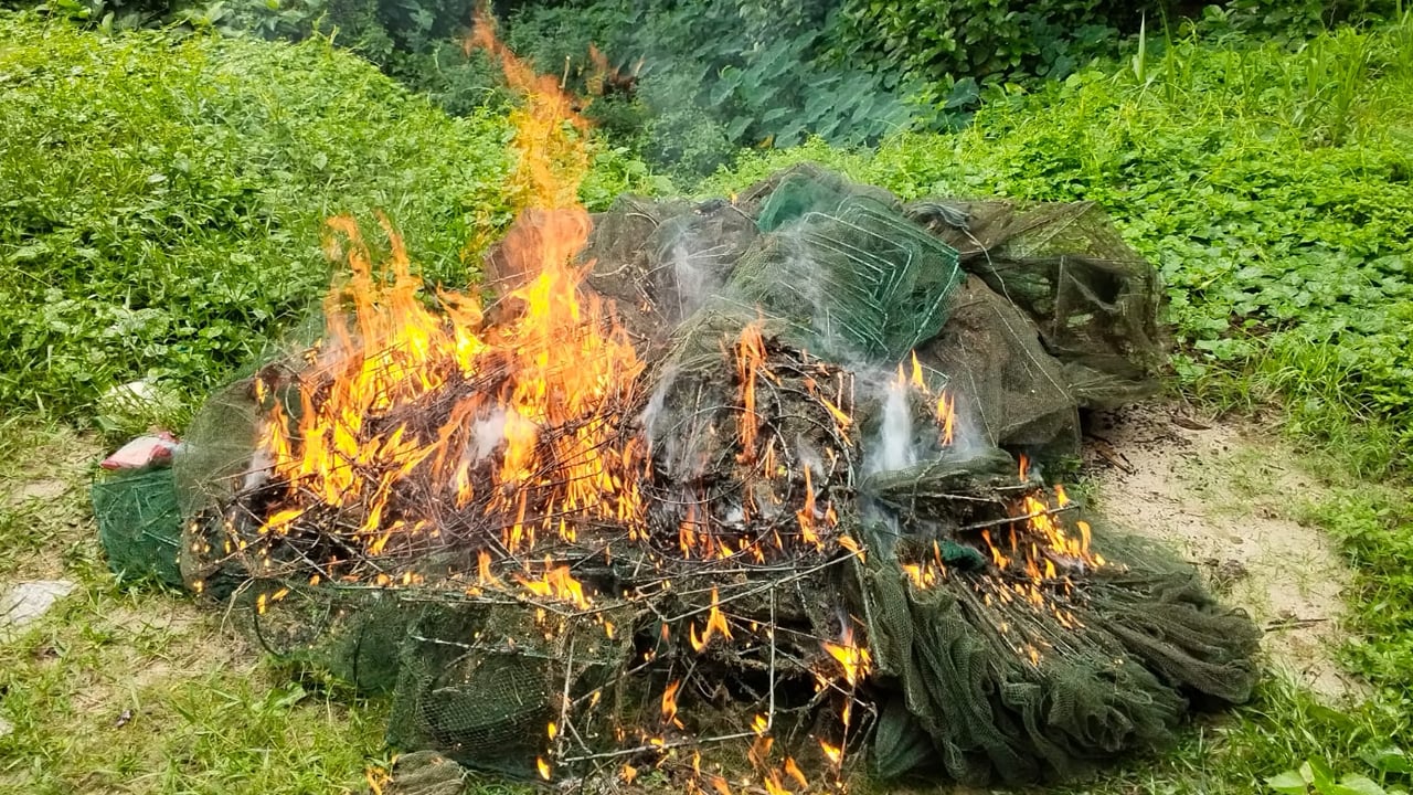 কামারখন্দে দেড় লাখ টাকার অবৈধ চায়না জাল জব্দ