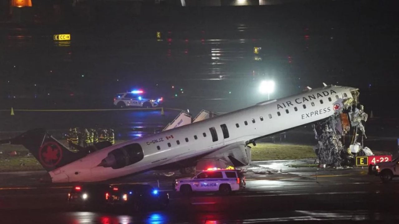 নিউইয়র্কের বিমানবন্দরে গাড়ির সঙ্গে উড়োজাহাজের সংঘর্ষ