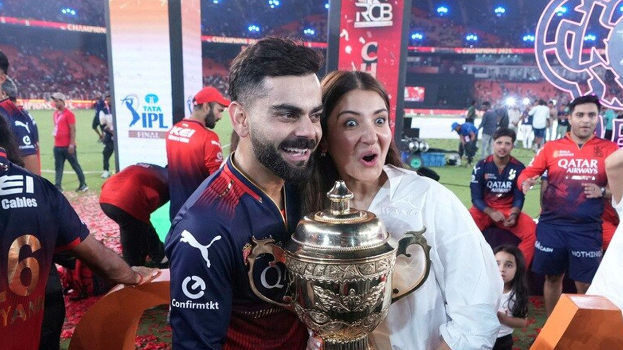 আনুশকাকে শিরোপা উৎসর্গ কোহলির