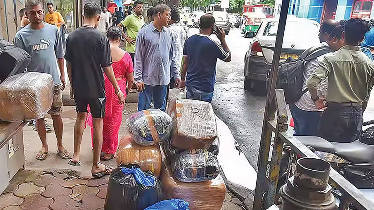 হঠাৎ ২০০ হোটেল বন্ধ ফিরছেন বাংলাদেশিরা