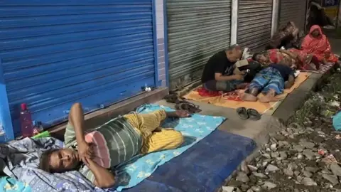 হোটেল সংকটে কলকাতার রাস্তায় রাত কাটাচ্ছেন বাংলাদেশি রোগীরা
