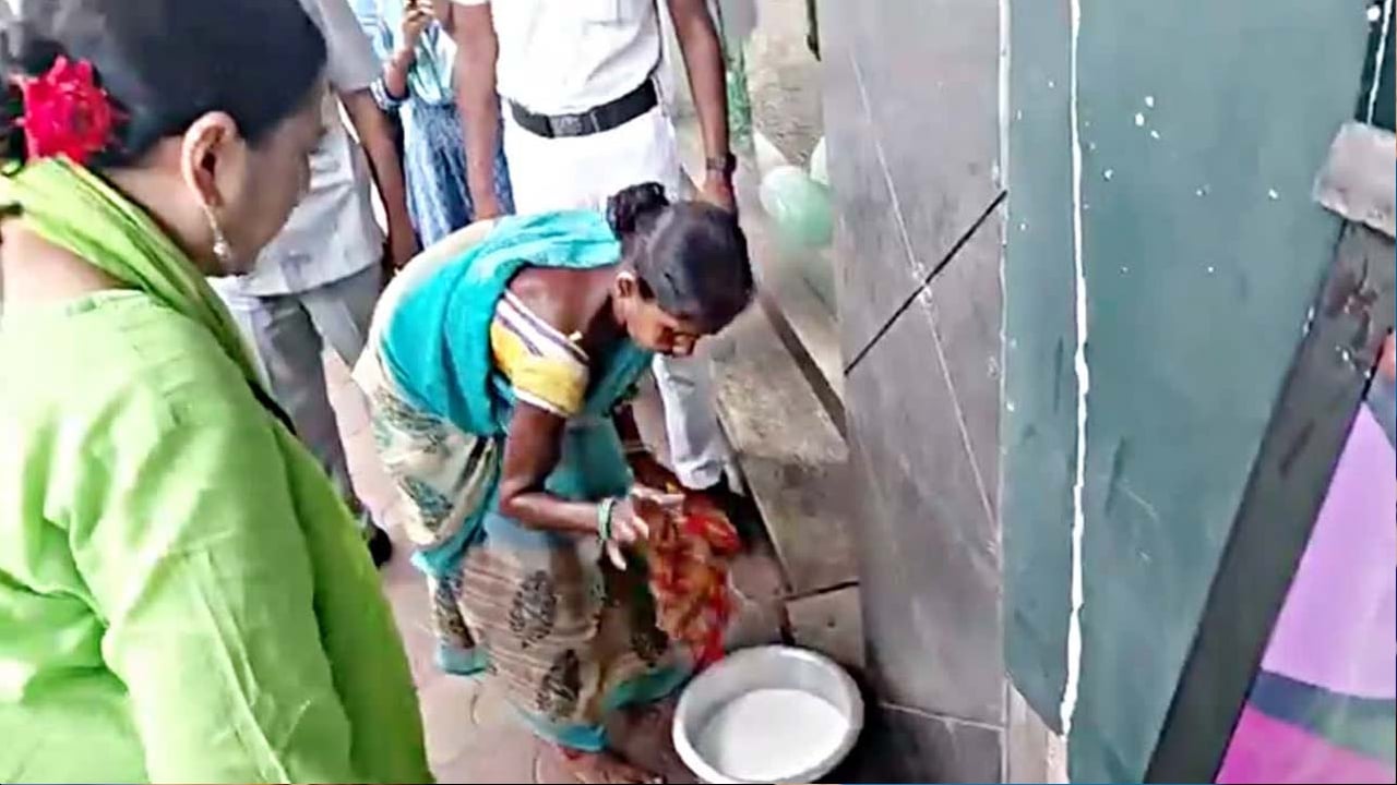 ফুটপাতে শিশুর দুধ গরম করা নিয়ে সরগরম কলকাতার রাজনীতি 
