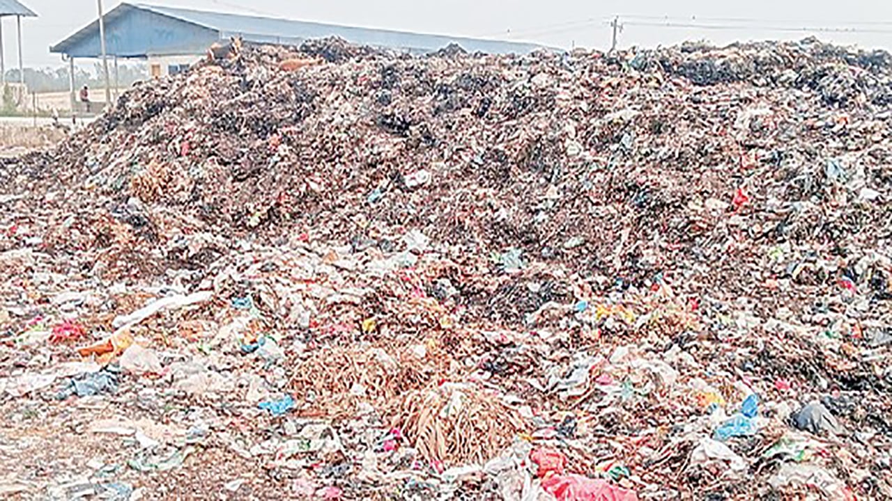 কোম্পানীগঞ্জে পৌরসভার বর্জ্যের ভাগাড়ে জনস্বাস্থ্য হুমকিতে