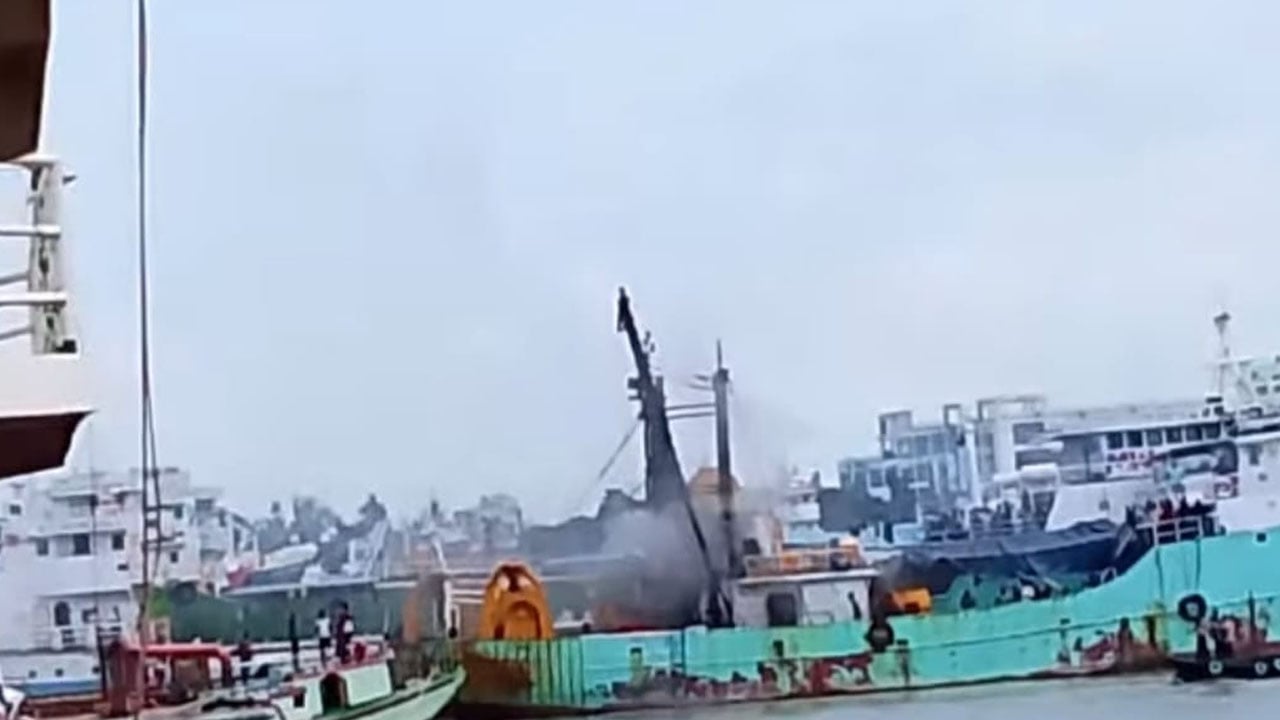 কর্ণফুলীতে মাছ ধরার জাহাজে অগ্নিকাণ্ডে ৬ নাবিক দগ্ধ