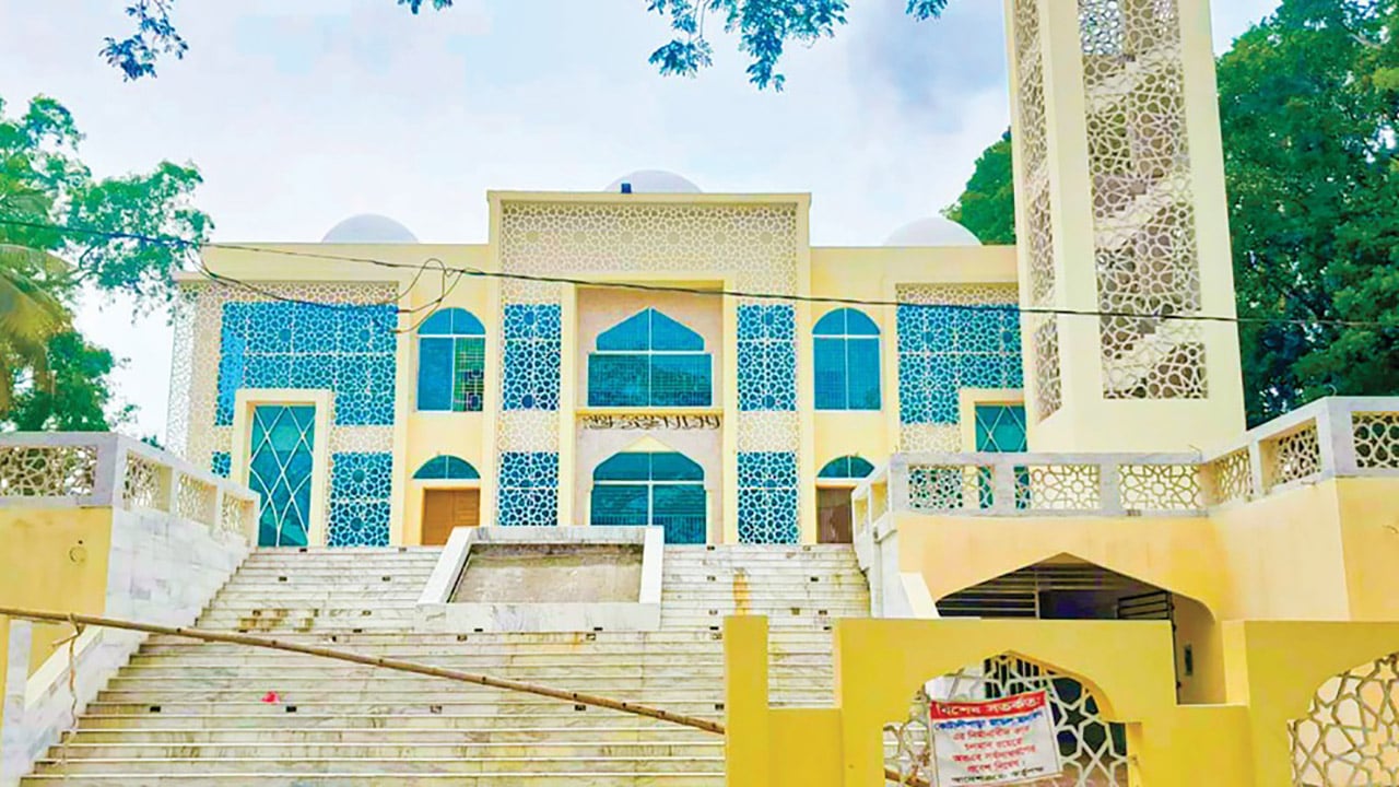 কোটালীপাড়ায় মডেল মসজিদ উদ্বোধনের আগেই ফাটল