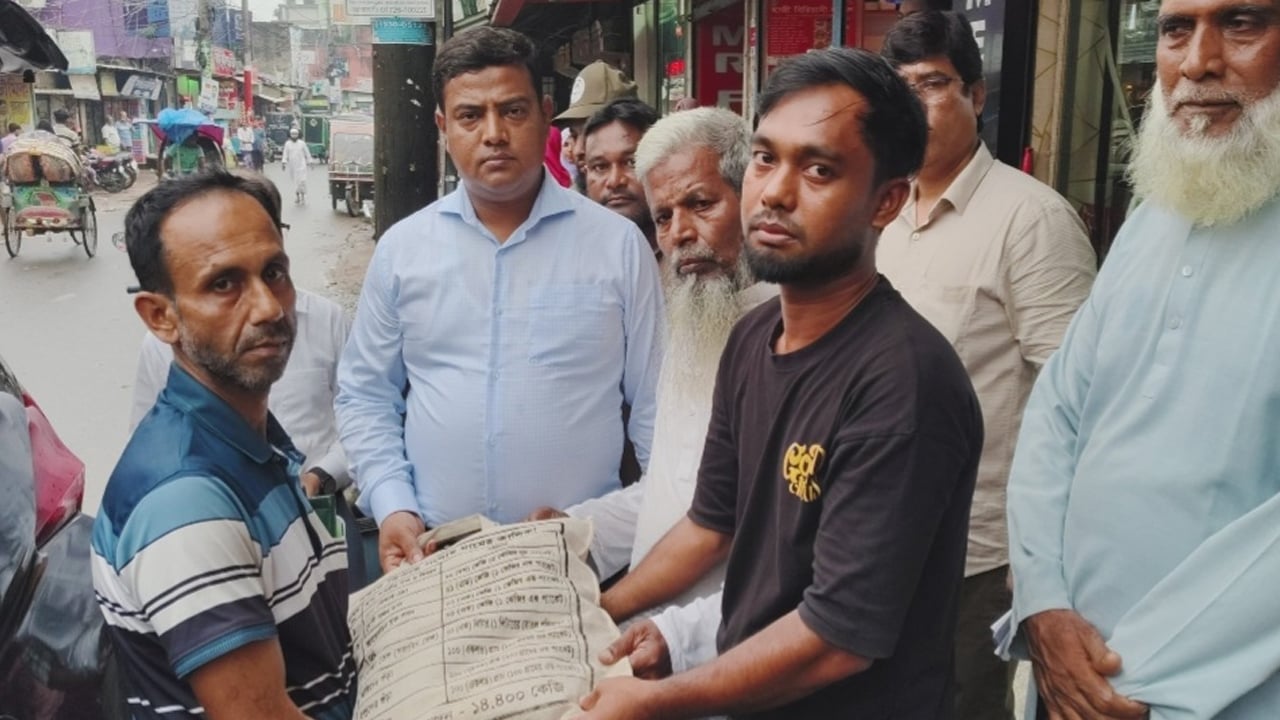 কাপাসিয়ায় অগ্নিকাণ্ডে ক্ষতিগ্রস্তদের সহায়তা প্রদান