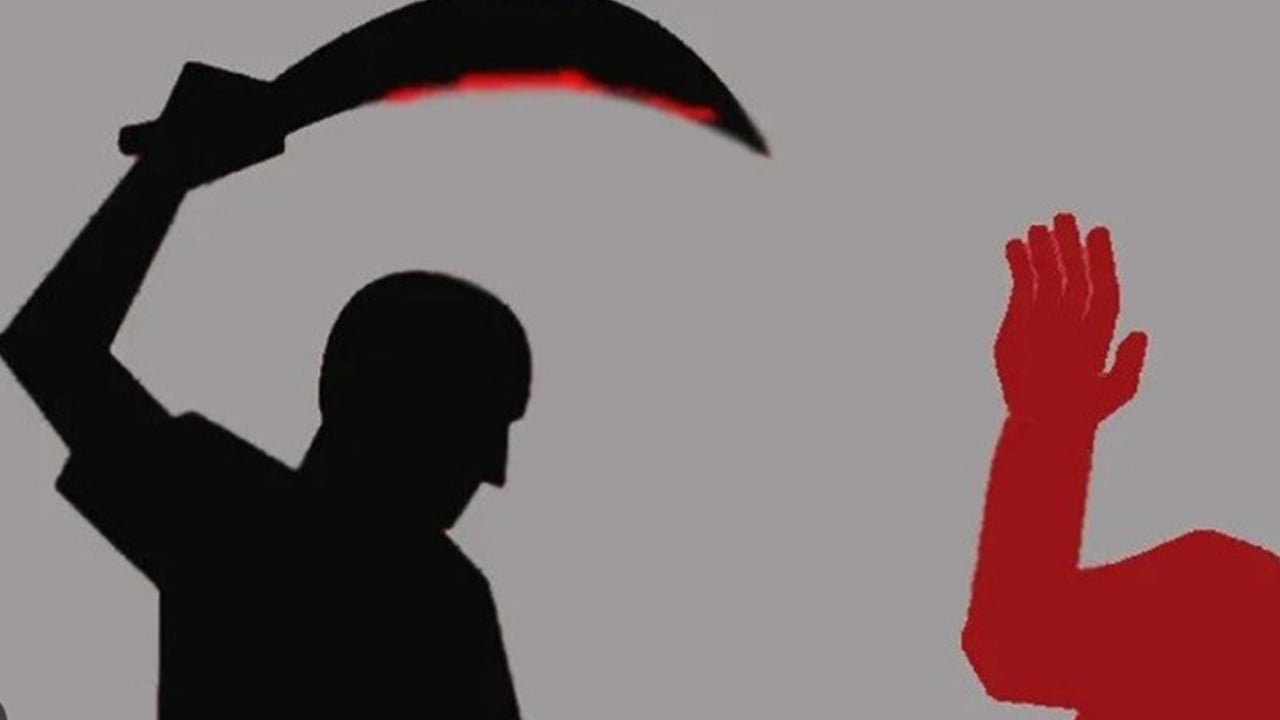 রাজধানীতে চাকরিজীবীকে কুপিয়ে টাকা ও মোবাইল লুট