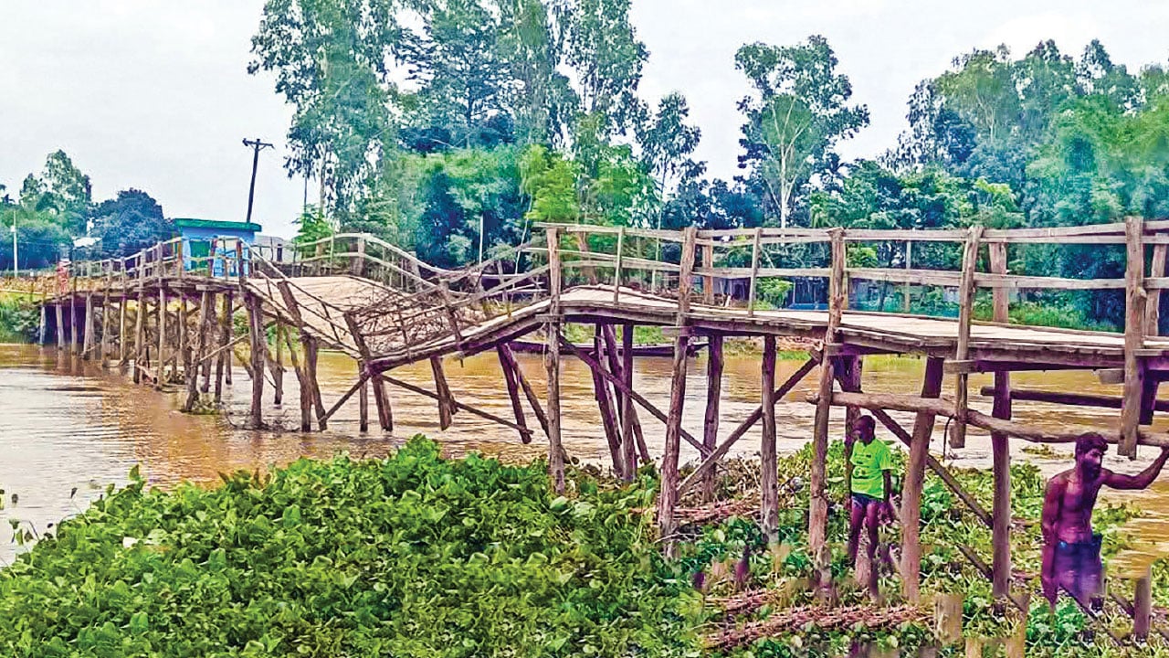 রাজিবপুরে ব্রিজ ভেঙে দুর্ভোগে ৫০ হাজার মানুষ