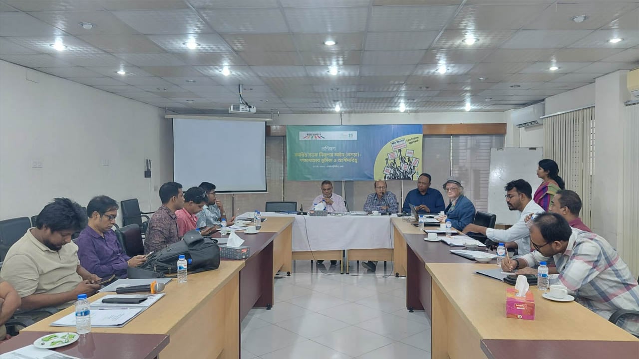 সড়ক দুর্ঘটনায় হতাহতের ঘটনা পারিবারিক ও দেশের উন্নয়নকে প্রভাবিত করছে