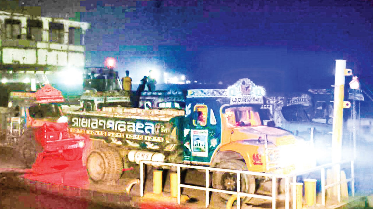 কৃষক লীগ ক্যাডারের কারবার চালান স্বেচ্ছাসেবক দল নেতা