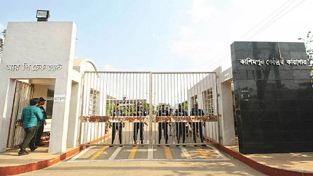 দশ ট্রাক অস্ত্র মামলায় আরও ৫ জনের মুক্তি