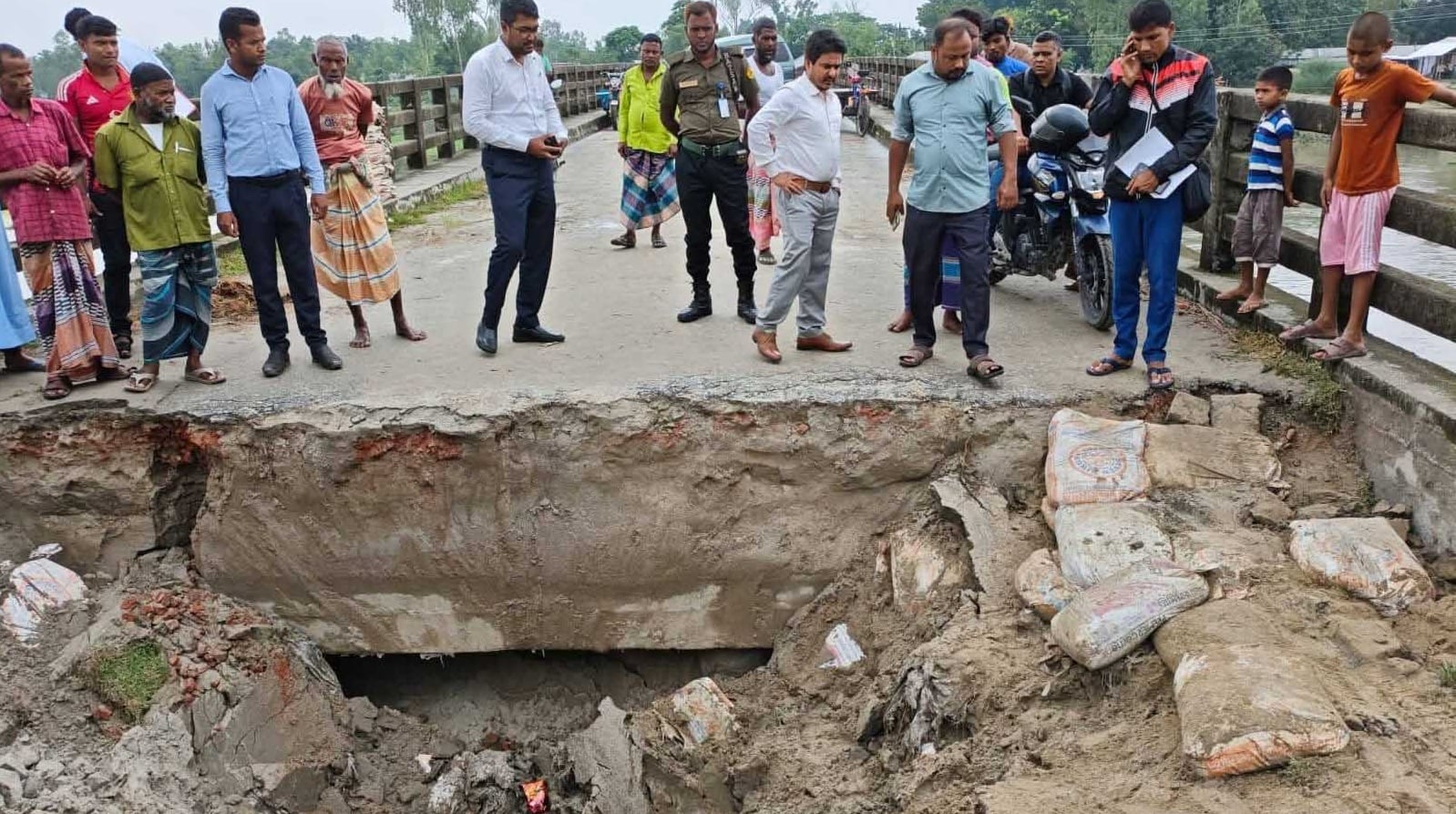 সেতুর সংযোগ সড়কে ধস, ভোগান্তিতে কয়েক হাজার মানুষ