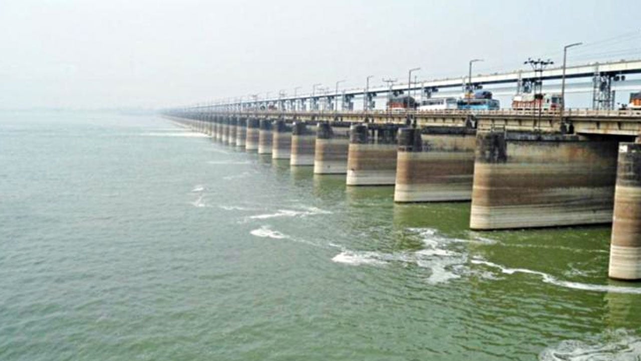 ক্ষতিগ্রস্ত ভাটির দেশ, উজানে খাপছাড়া সুর