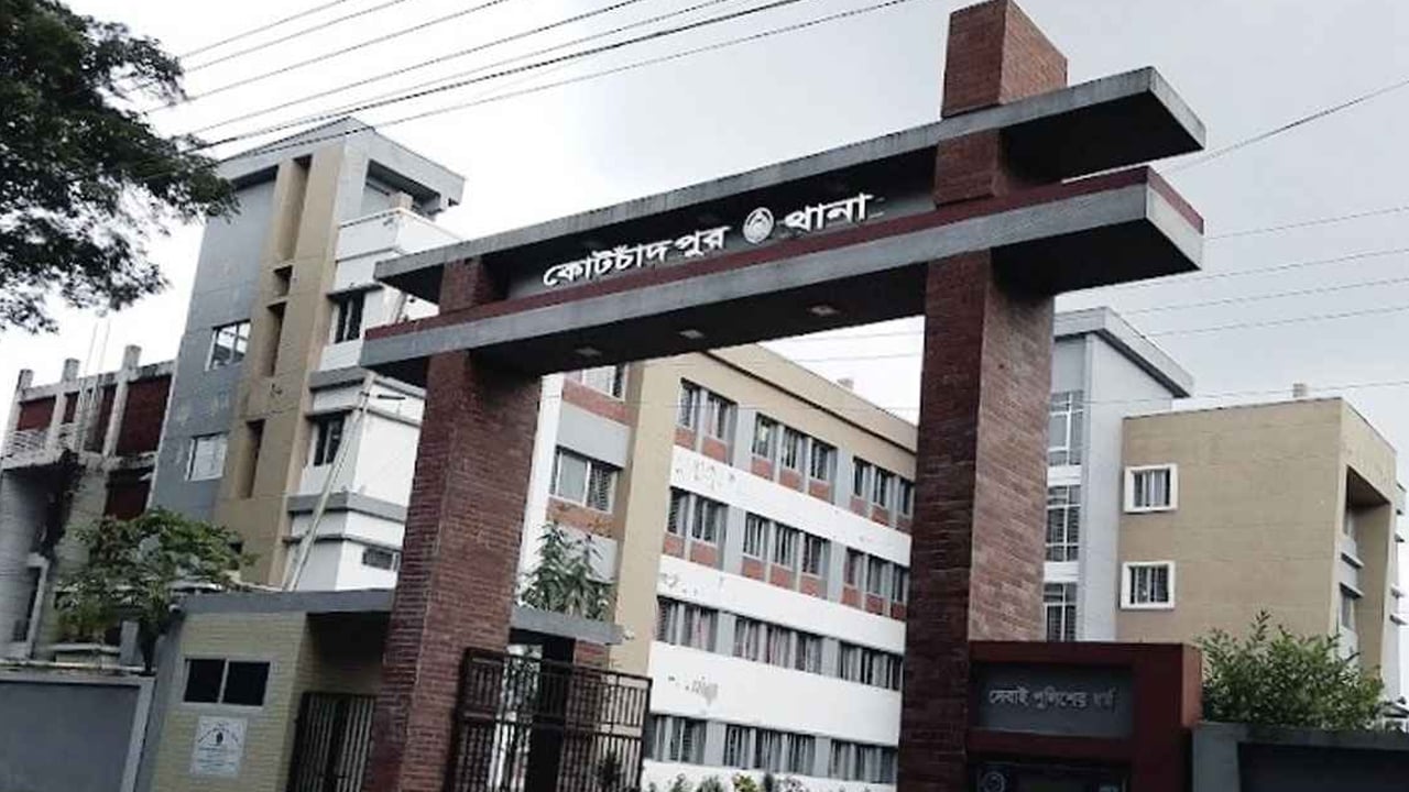 কোটচাঁদপুরে সড়কে গাছ ফেলে ডাকাতি