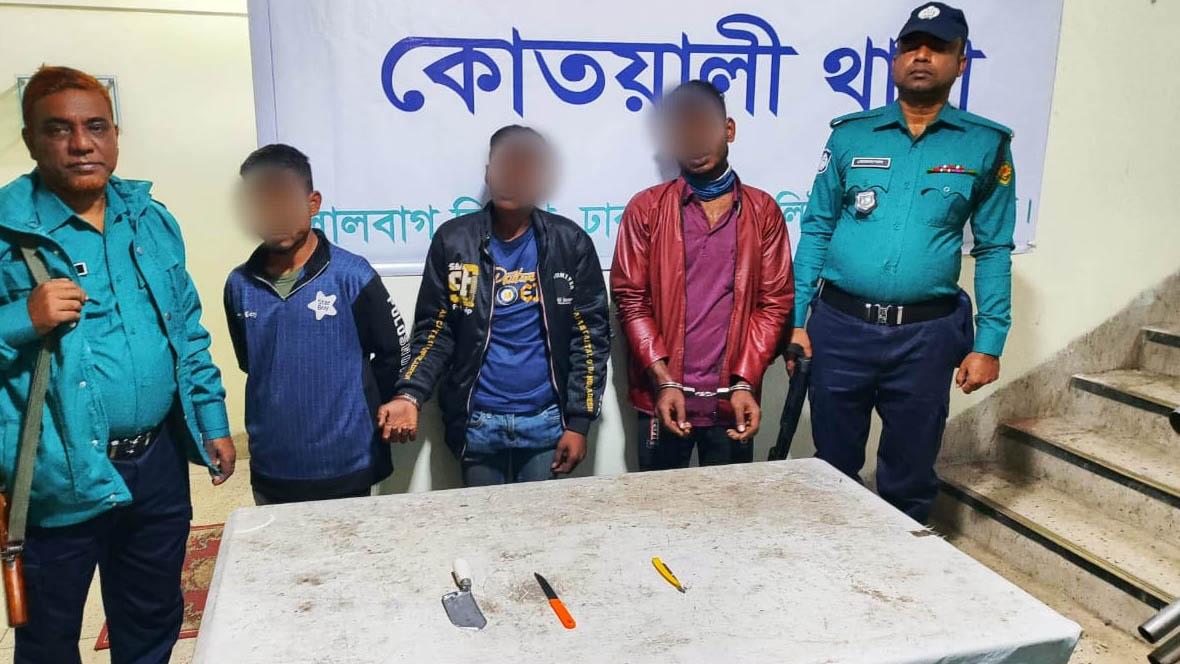 দেশীয় অস্ত্রসহ পেশাদার ৩ ছিনতাইকারী গ্রেপ্তার