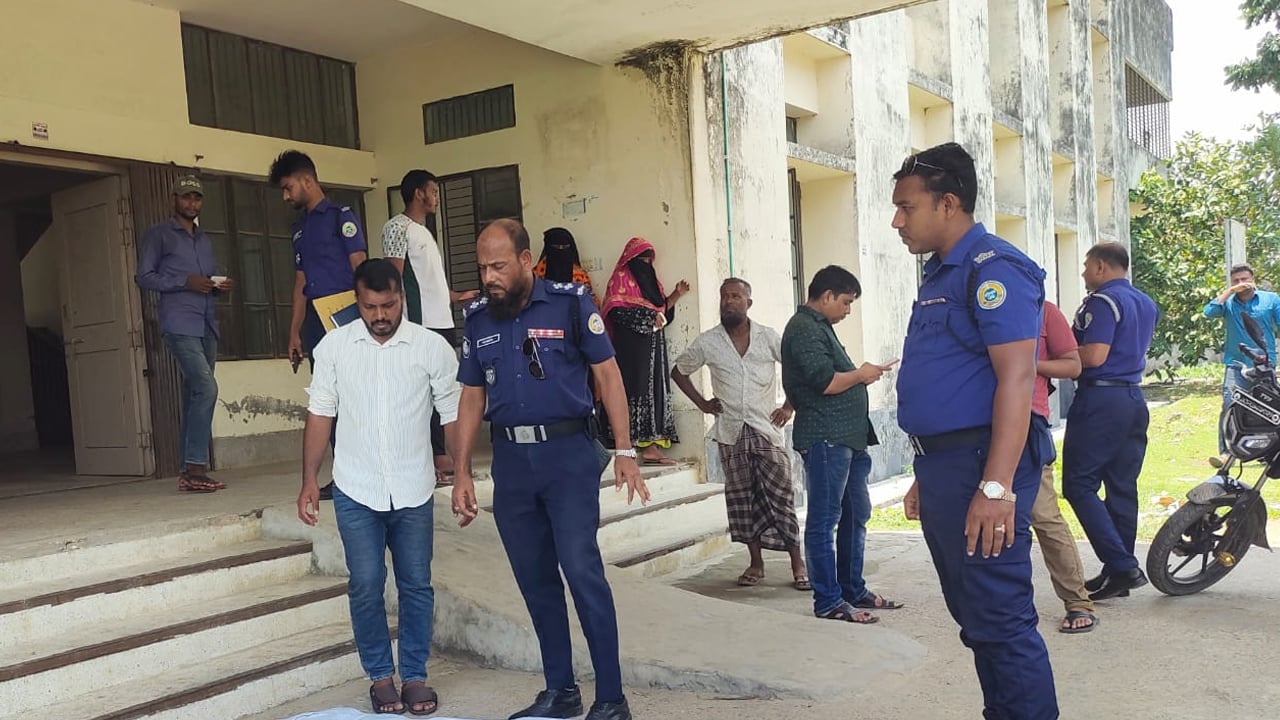 কুয়াকাটায় পথচারীকে বাঁচাতে প্রাণ গেল পর্যটকের