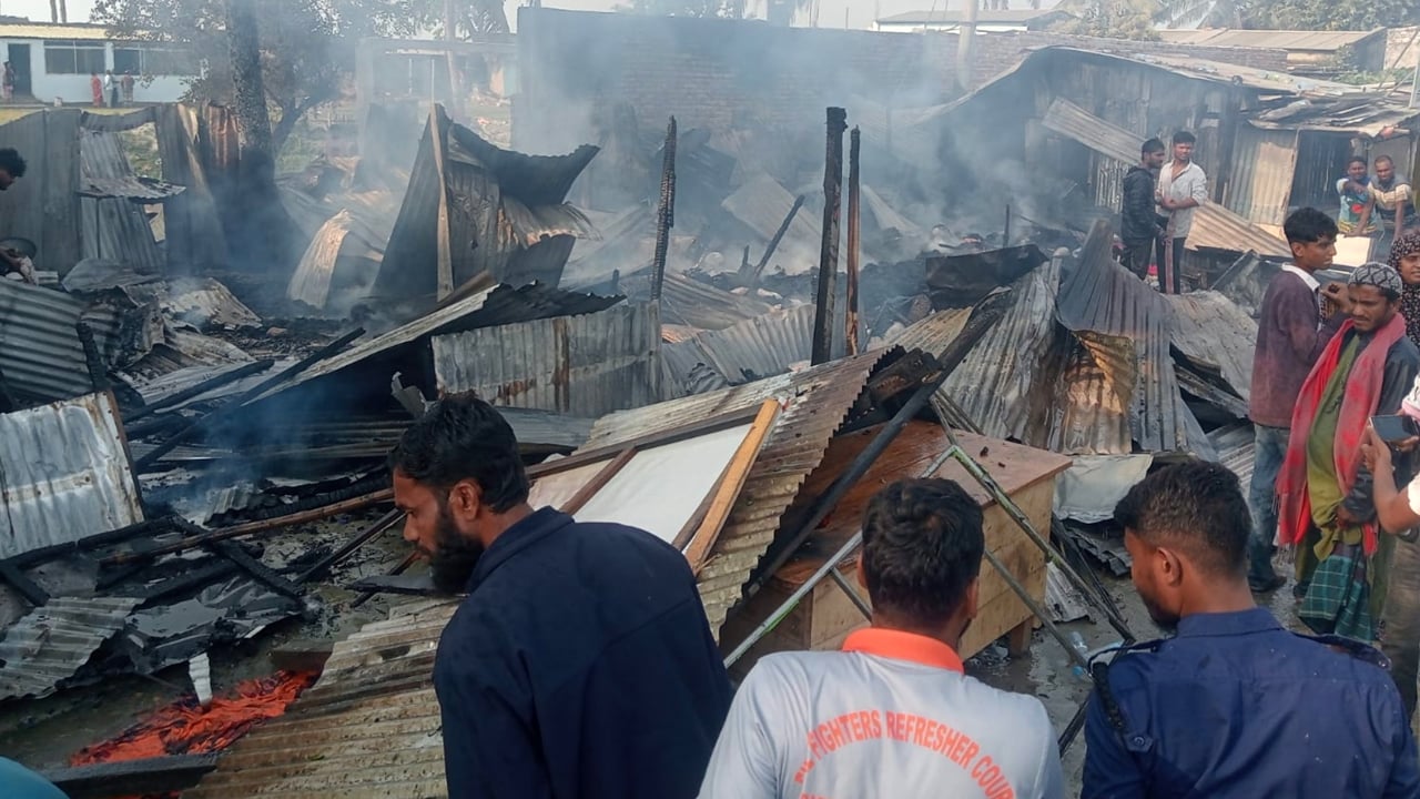 কুয়াকাটায় আগুনে পুড়ে ছাই ৮ ব্যবসাপ্রতিষ্ঠান