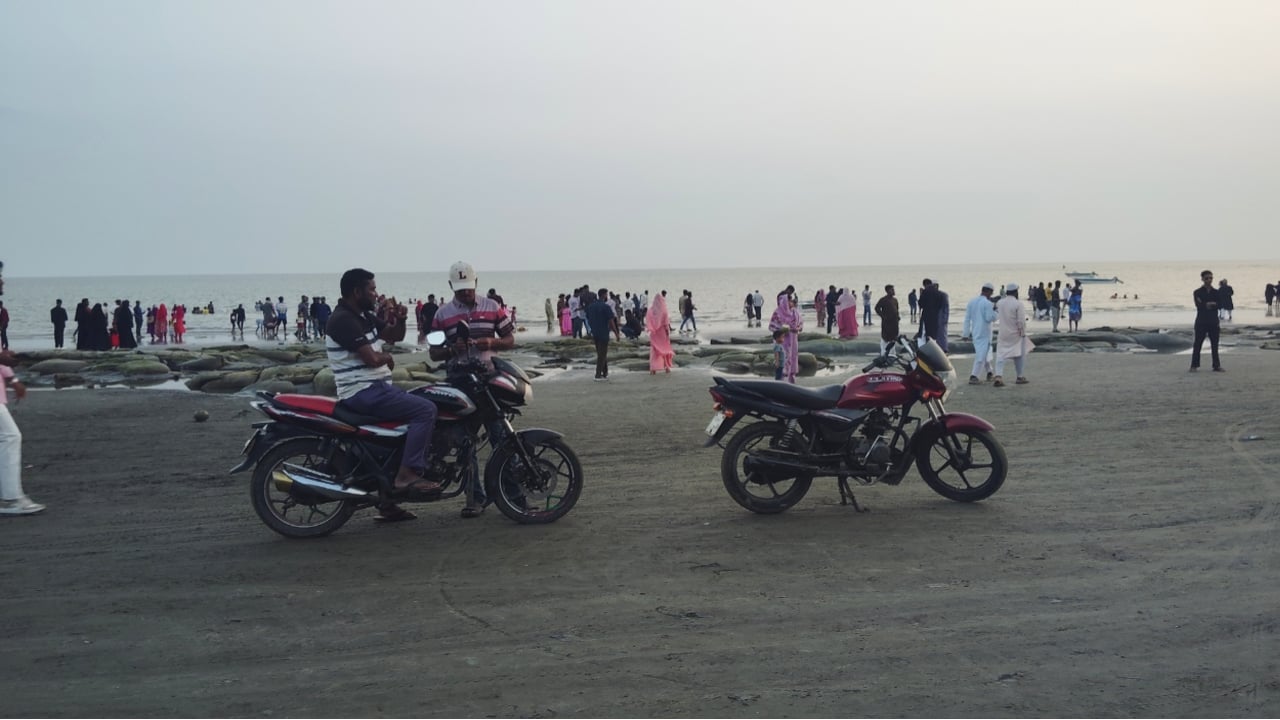 কুয়াকাটা সৈকতে মোটরসাইকেলের বেপরোয়া দাপট