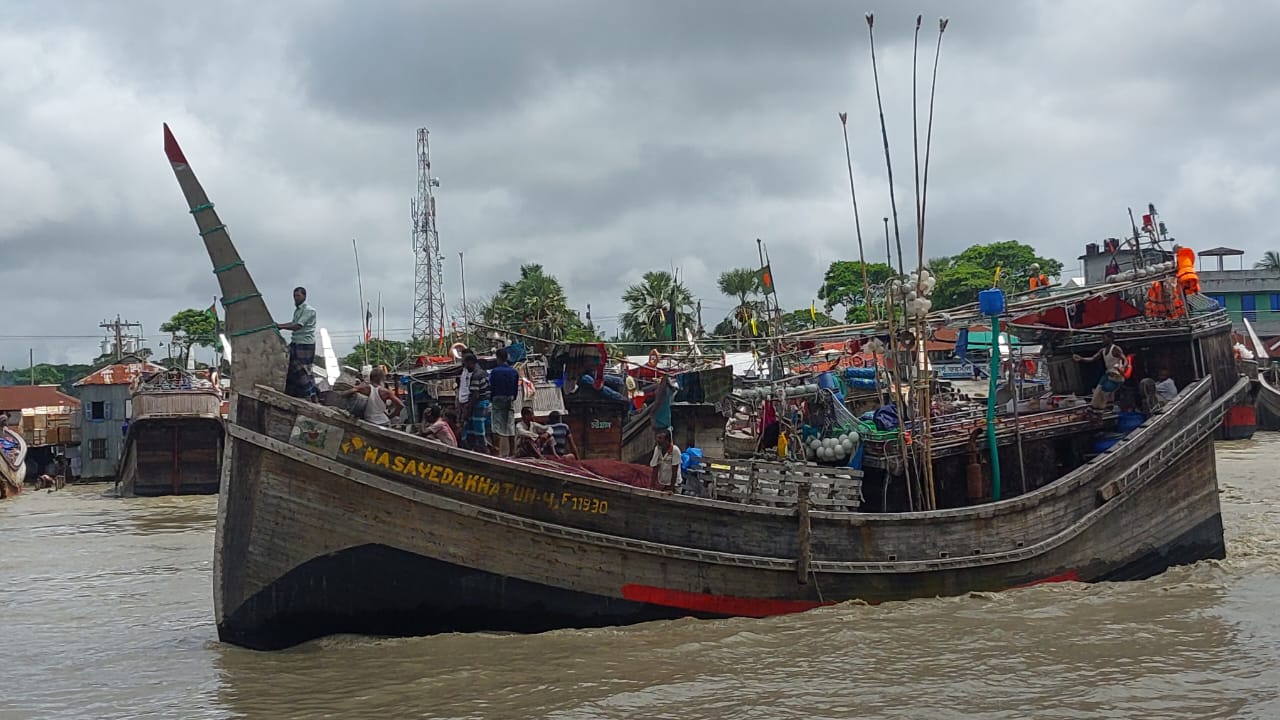 ১৫ জেলেসহ নিখোঁজ ট্রলার, উৎকণ্ঠায় স্বজনরা