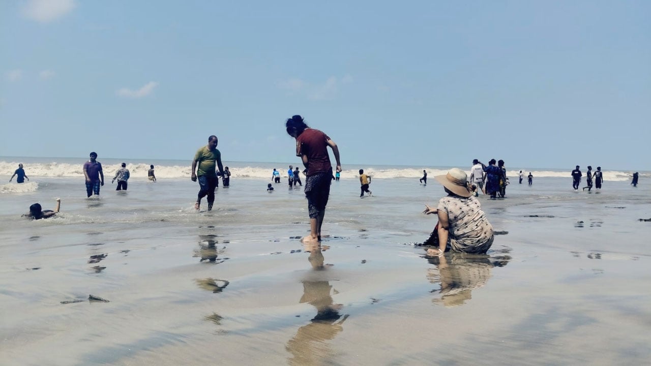 ঈদের দ্বিতীয় দিনেও আশানুরূপ পর্যটক নেই কুয়াকাটায়