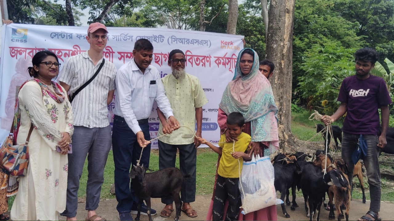 কলাপাড়ায় ছাগল পেয়ে উচ্ছ্বসিত ৩০ দরিদ্র নারী