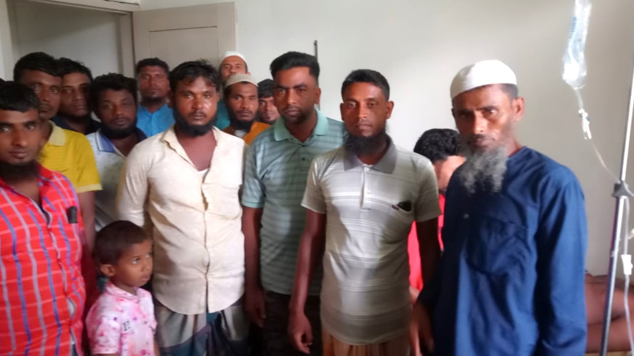 কুয়াকাটায় ঝড়ের কবলে ট্রলার ডুবি, বেঁচে ফিরলেন ৪ জেলে