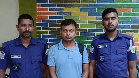 এআই দিয়ে বিসিএস গেজেট জালিয়াতি, কুয়াকাটায় আটক ভুয়া ম্যাজিস্ট্রেট 