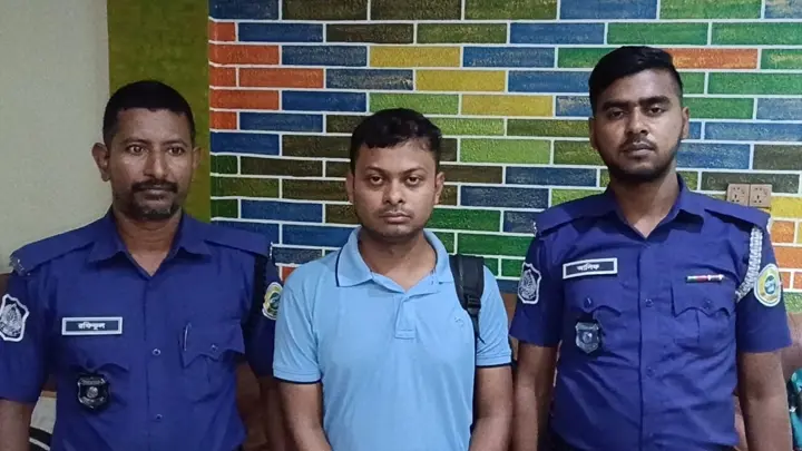 এআই দিয়ে বিসিএস গেজেট জালিয়াতি, কুয়াকাটায় আটক ভুয়া ম্যাজিস্ট্রেট
