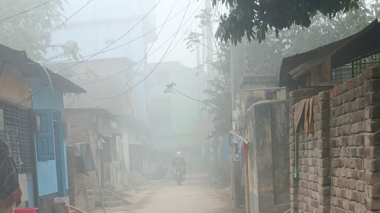 দিনাজপুরে শীত সামান্য কমলেও কুয়াশায় ঢাকা রাস্তাঘাট