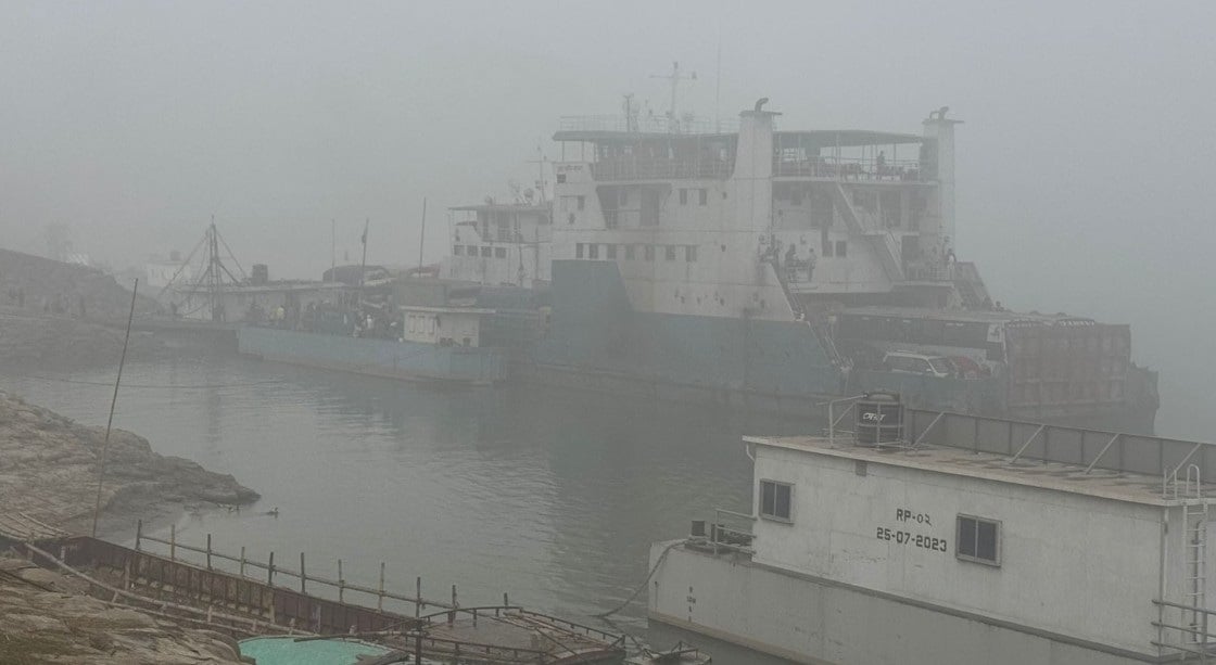 ঘন কুয়াশায় দৌলতদিয়া-পাটুরিয়া নৌরুটে ফেরি বন্ধ