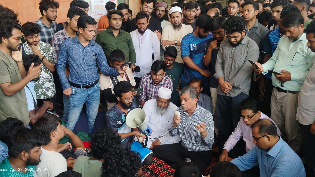 কুয়েটে শিক্ষা উপদেষ্টা, অনশনে অনড় শিক্ষার্থীরা