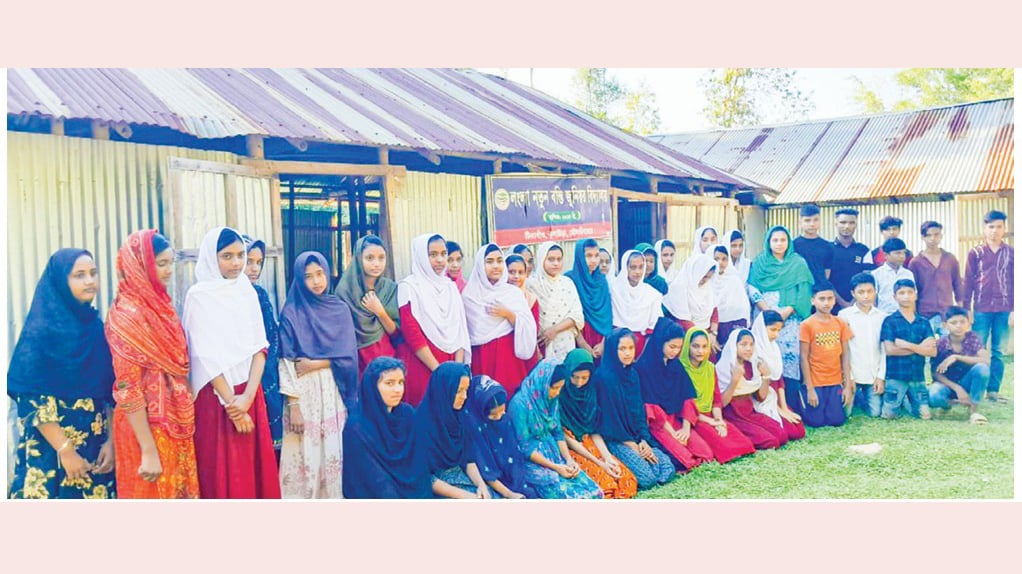 জরাজীর্ণ স্কুলে ঝুঁকি নিয়ে পাঠদান কুলাউড়ায়