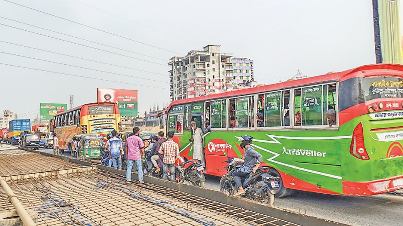 কুমিল্লায় রাস্তা সংস্কারে ধীরগতি, দুর্ভোগে যাত্রীরা