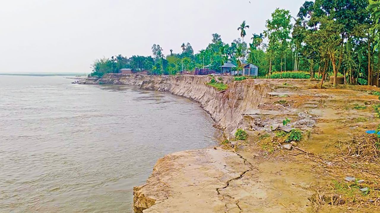 আতঙ্কে নির্ঘুম রাত কাটে রৌমারীর নদীপাড়ের মানুষের