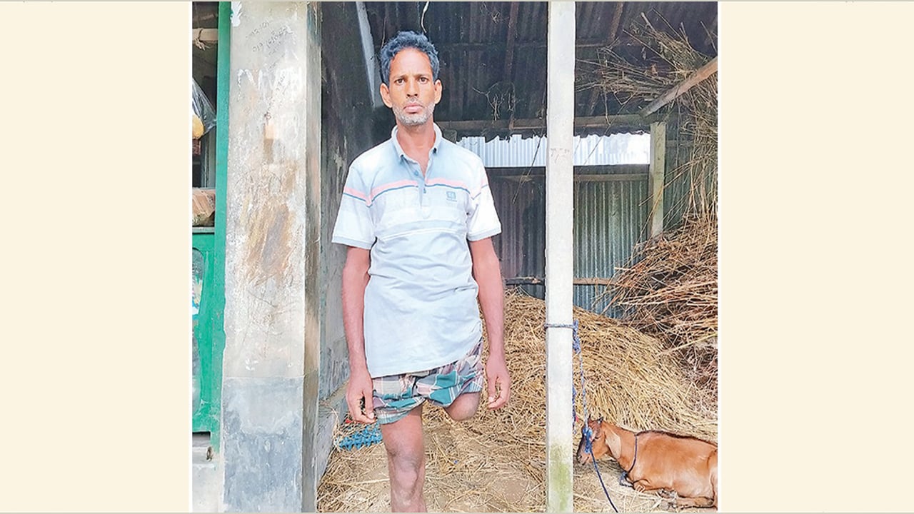 বিএসএফের গুলিতে পা হারিয়ে দুর্বিষহ জীবন পঙ্গু বারীর