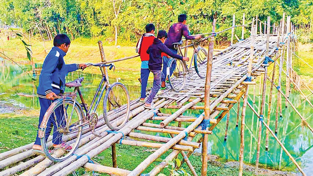 সেতুর অভাবে তিন গ্রামের মানুষের দুর্ভোগ