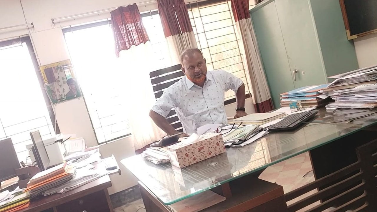 অবসর ভাতা নিয়ে হয়রানি, হিসাবরক্ষণ কর্মকর্তার সাথে জামায়াতকর্মীদের বাগবিতণ্ডা