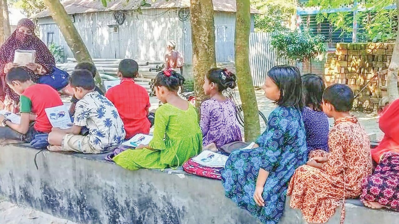 চিলমারীতে স্কুলের রাস্তা বন্ধ গাছতলায় পাঠদান