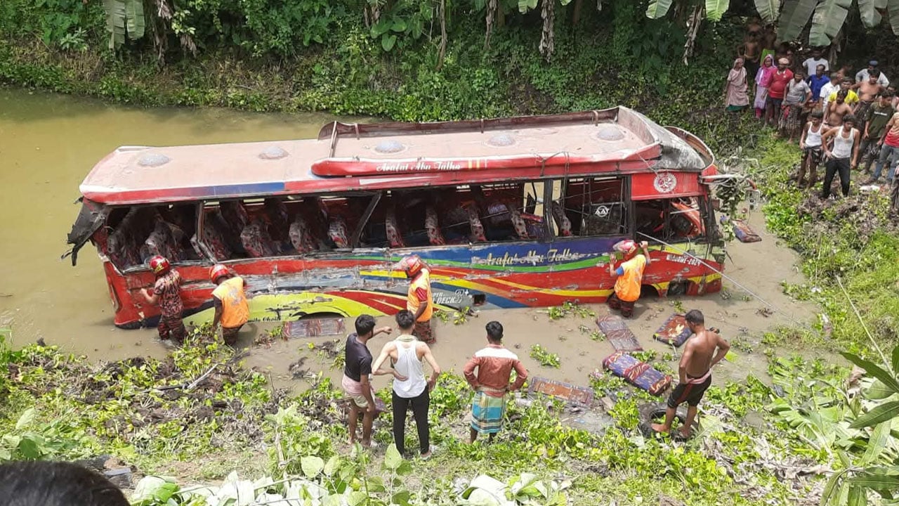 কুষ্টিয়ায় ড্রাম ট্রাকের ধাক্কায় বাস পুকুরে পড়ে নিহত ৪