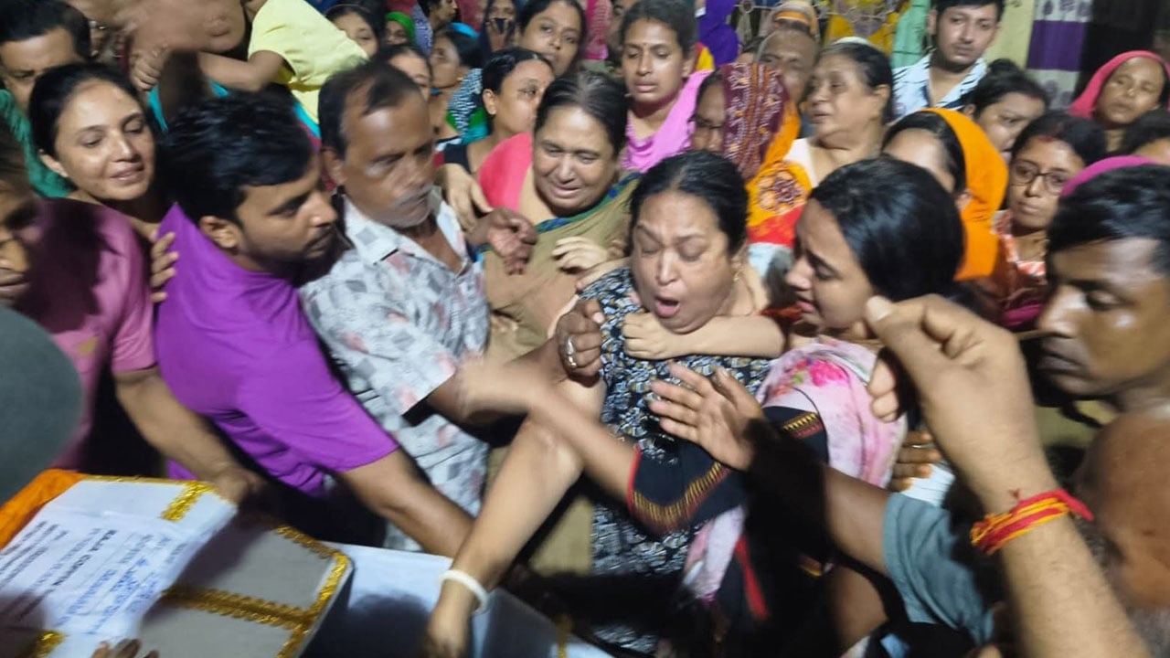 শেষ ঠিকানায় দেবাশীষ ও তার পরিবার, কুষ্টিয়ায় শোকের ছায়া