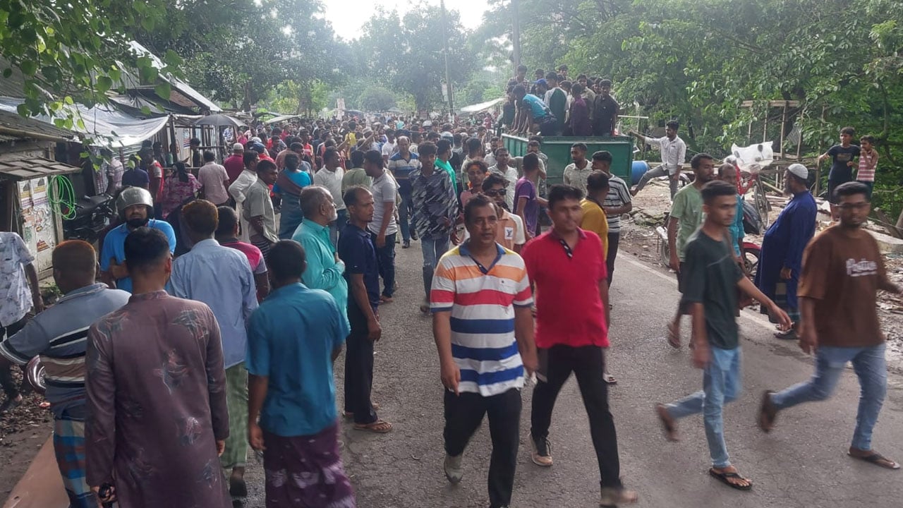 এনসিপির পদযাত্রা ঠেকাতে কোটালীপাড়ায় সড়ক অবরোধ