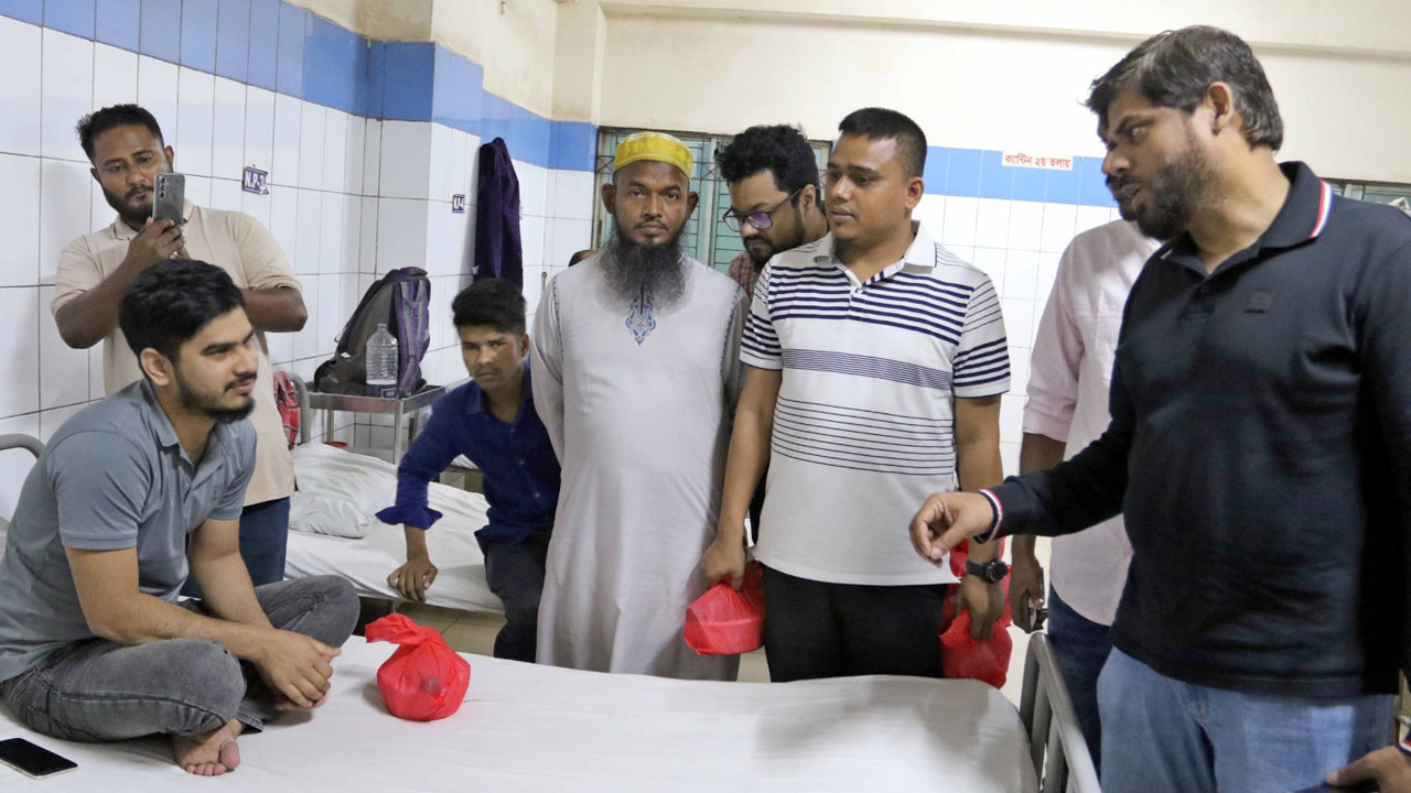 গণঅভ্যুত্থানে আহতদের পাশে কায়কোবাদ
