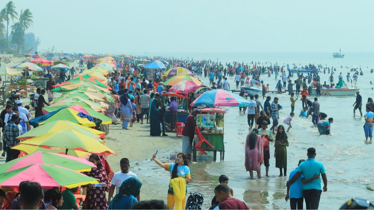 কুয়াকাটায় ঈদের ছুটিতে পর্যটকদের উপচে পড়া ভিড়