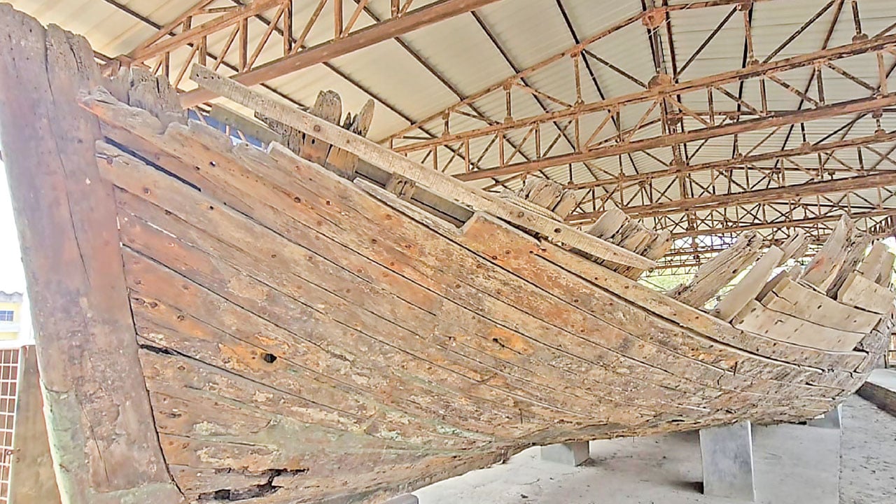 কুয়াকাটা সৈকতে ধ্বংসের পথে ঐতিহাসিক পালতোলা নৌকা