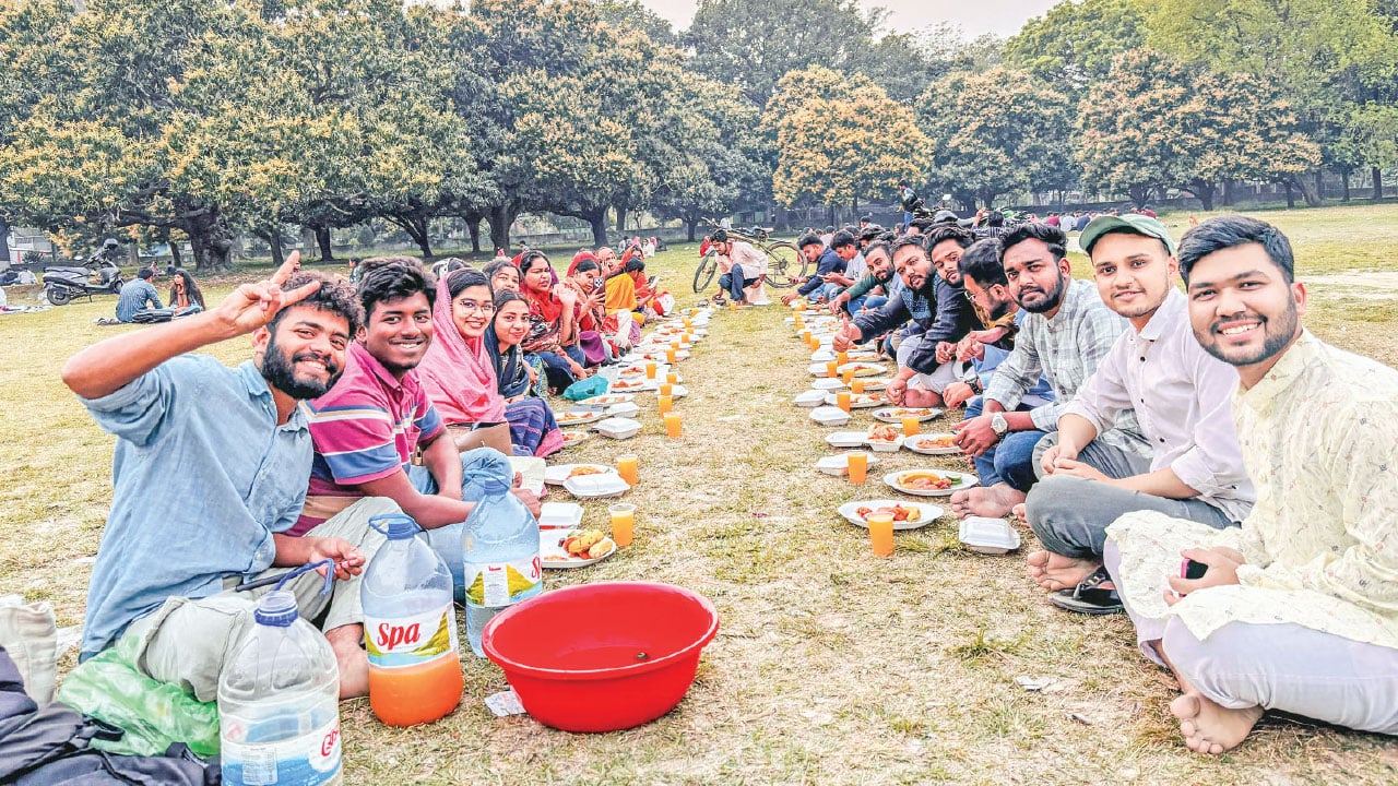 রাবি ক্যাম্পাসে খোলা আকাশের নিচে সম্প্রীতির ইফতার