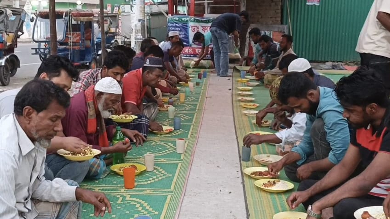 পথচারীদের ইফতার করান ছাত্রদল নেতা সৈকত