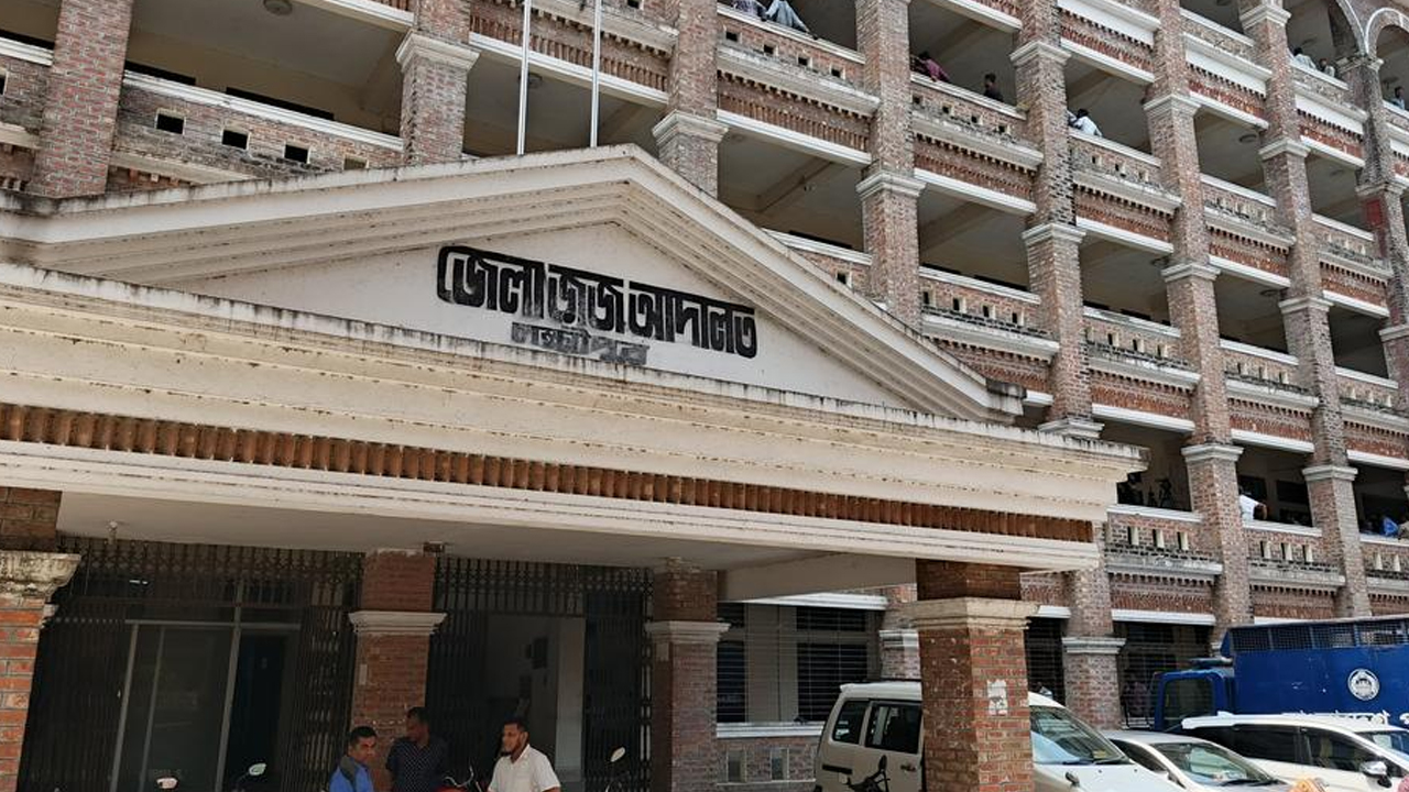 ভুয়া আসামি দাঁড় করিয়ে জামিন, আইনজীবীর সহকারীসহ ৪ জন জেলে