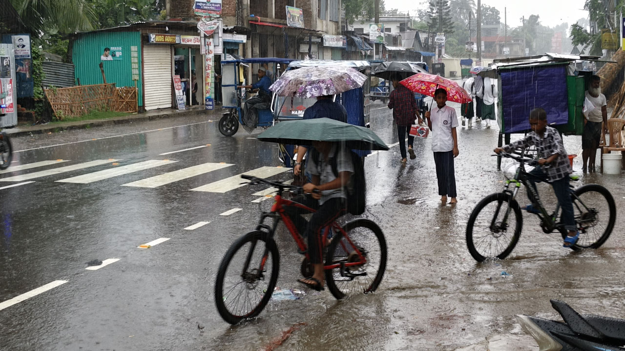 লক্ষ্মীপুরে টানা বৃষ্টিতে বিপর্যস্ত জনজীবন